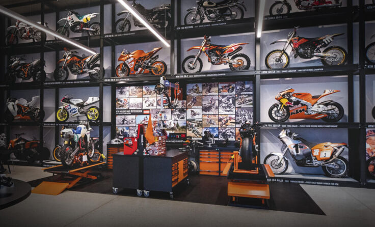 Am Vatertag kann gemeinsam die Motohall erkundet werden. (Foto: KTM Motohall)