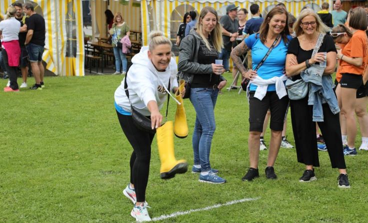 Stiefelwerfen bei der Olympiade (Foto: Sportverein St. Peter)