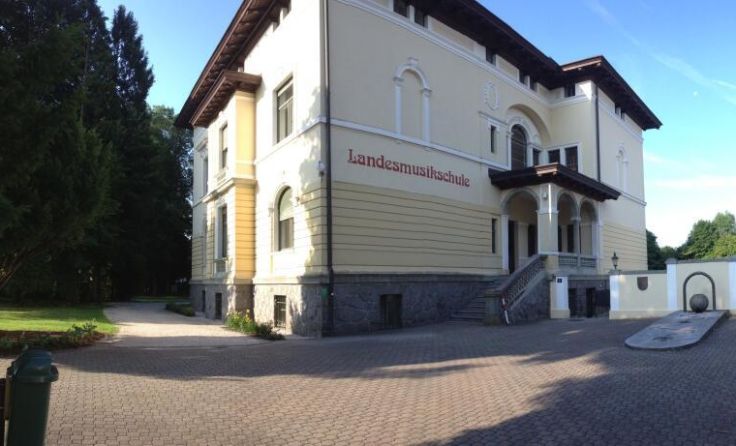 Im Park der Landesmusikschule findet ein Open-Air-Konzert statt. (Foto: LMS Mattighofen)