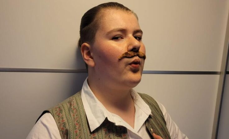 Charlotte Moser spielt den berühmten „Kunstpfeifer“ Herr Meckelreiter. (Foto: LMS Braunau)