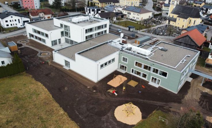 Das neue Bildungszentrum kurz vor Fertigstellung (Foto: Gemeinde Schalchen)