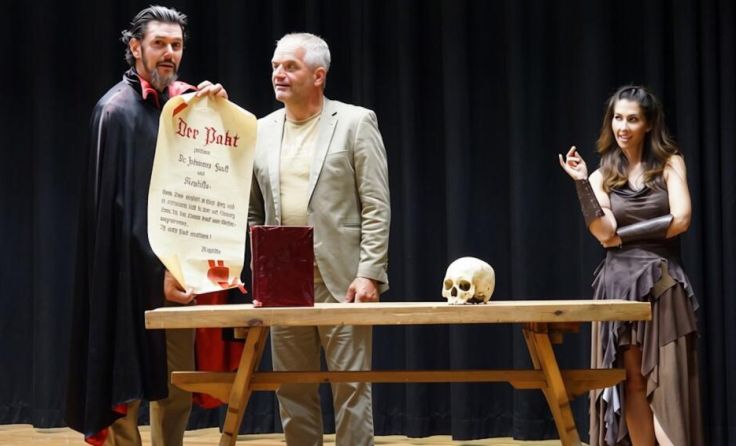 Matthias Forthuber (l.) spielt erstmals den Mephisto. (Foto: Uttendorfer Dilettanten)