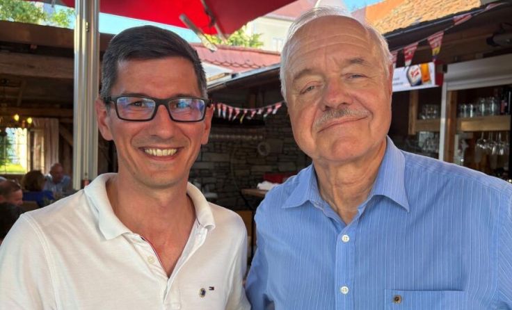 Richard Schölm (r.) übergibt das Amt an seinen Nachfolger Christoph Fischer. (Foto: Lions Braunau)