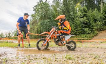 Ferienabenteuer für junge Motorsportfans in der KTM Motohall