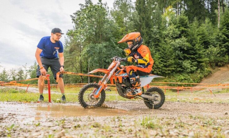 Die Kinder können beim Ferienspaß ihre ersten Fahrversuche wagen. (Foto: KTM)