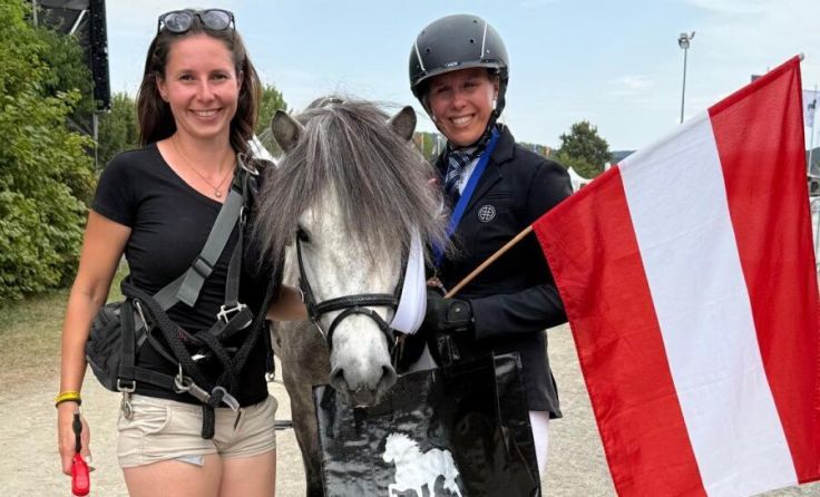 Lisa Reischl (l.) und Carina Piber (Foto: Sportunion Islandpferde Reithof Piber)