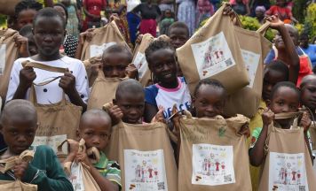 352 Taschen voller Hilfe an Familien in Uganda verteilt