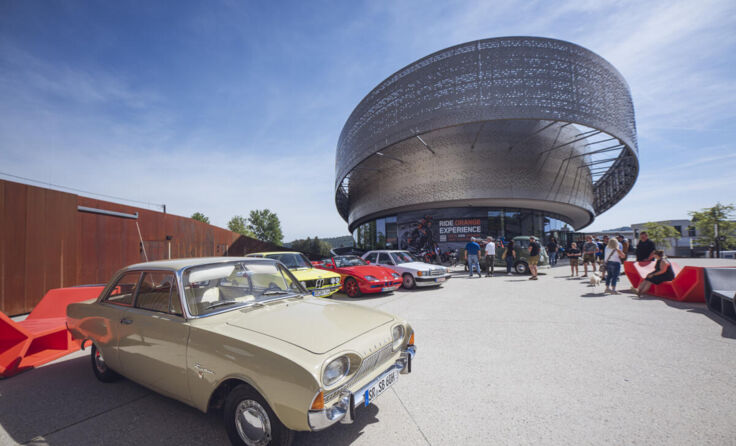 Oldtimer machen Stopp vor der Motohall in Mattighofen. (Foto: KTM Motohall)
