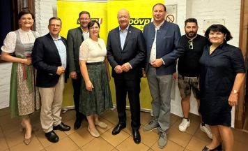 Bundeskanzler Stocker zu Gast beim ÖVP-Sommerfest in Sigharting