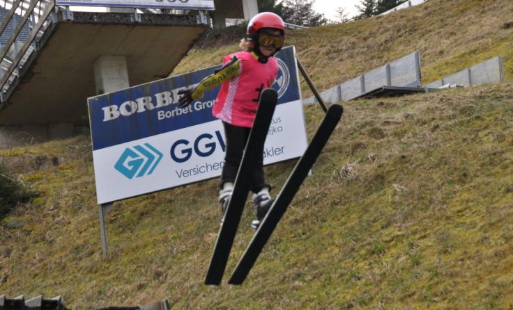 Nachwuchs-Skispringer zeigen ihr Können beim Landescup in Höhnhart. (Foto: ASVÖ SC Höhnhart)