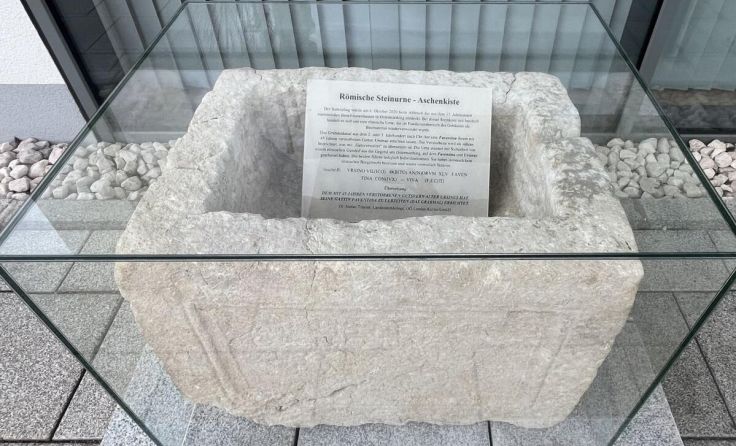 Römische Steinurne, ausgestellt vor dem Marktgemeindeamt (Foto: OöN-fish)