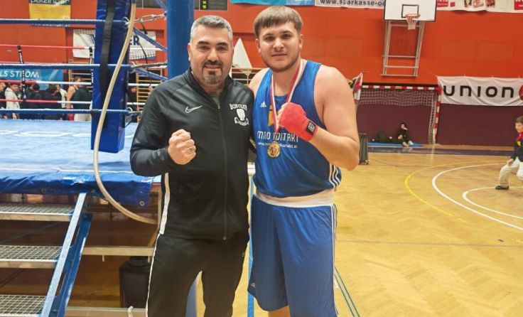 Betreuer Göghan Icke (l.) mit Boxer Nico Ronaldo (Foto: Hans Kinz)