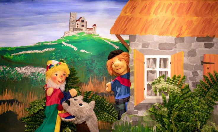 Kasperl und Strolchi reisen zu Mac Henry nach Schottland. (Foto: Friedburger Puppenbühne)