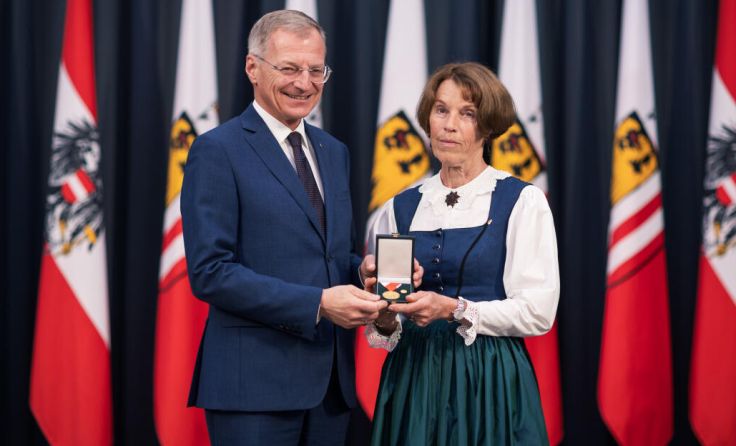Landeshauptmann Thomas Stelzer übergab die Auszeichnung an Herlinde Scharinger. (Foto: Land OÖ)