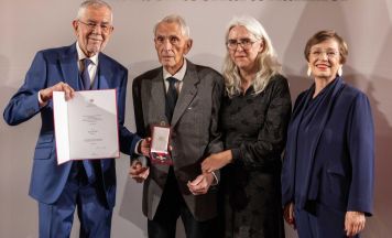 Ehrenzeichen für Verdienste um die Republik Österreich für Innviertler Künstler Sepp Auer