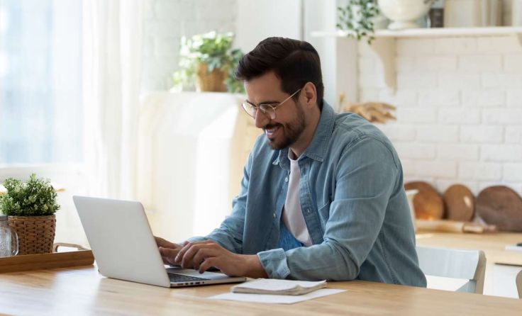 Auch im Lockdown bietet die Arbeiterkammer Online-Beratungsabende an. Foto: fizkes/shutterstock.com