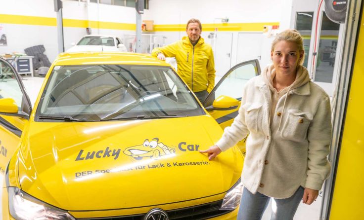 Doris A. darf bis Jänner mit einem Lucky Car fahren. Foto: Fotokerschi/Kerschbaummayr