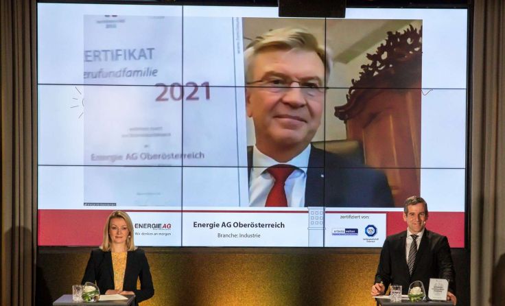 Generaldirektor Werner Steinecker bei der Zertifikatsübergabe. Foto: Harald Schlossko