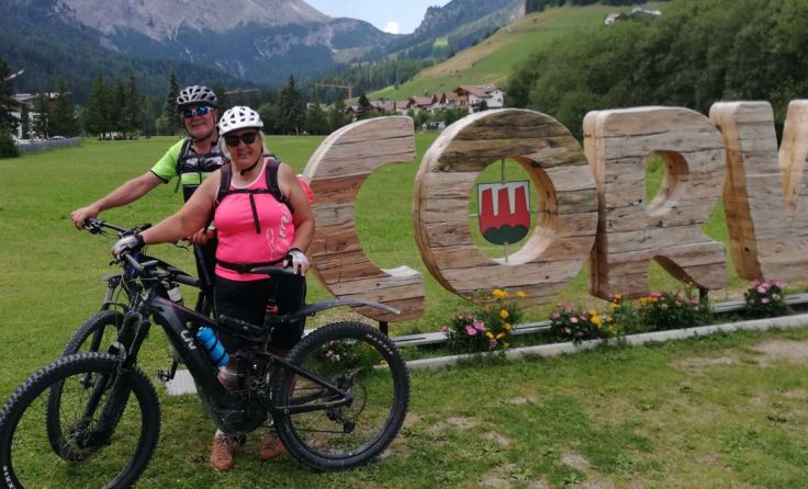 Gerlinde Schimpl und ihr Mann Alois in Corvara vor der Auffahrt zum Grödnerjoch. Foto: Schimpl