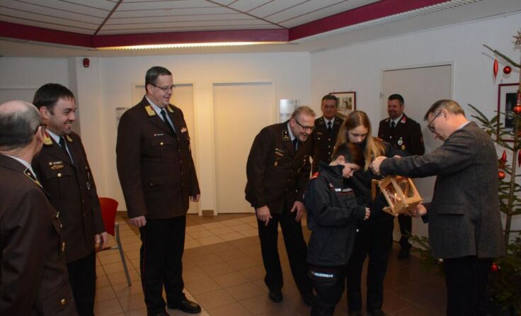 Das Friedenslicht kam an die Bezirkshauptmannschaft Urfahr-Umgebung. (Foto: Herbert Denkmayr)