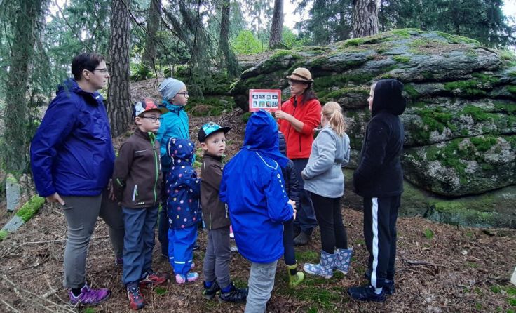 Silvia Luger-Linke teilt ihr Wissen über heimische Pilze. (Foto: Waldschule Donautal)