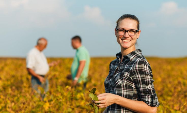 Bäuerin am Feld (Foto: adobestock - Zoran Zeremski )