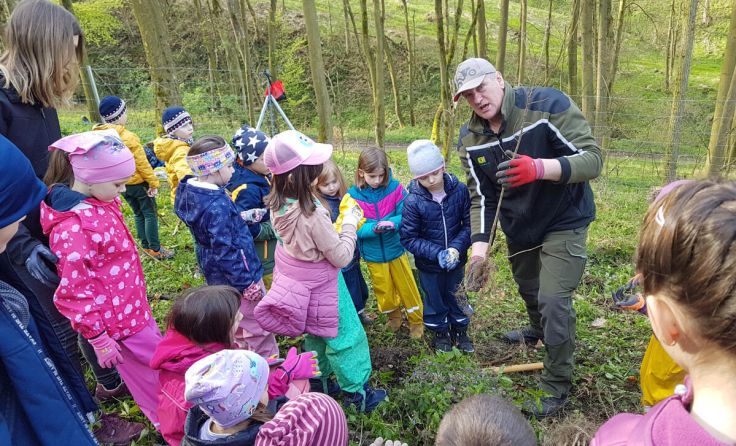Waldhelfer Hannes Kogler mit Kindern von der Auhofschule (Foto: Heidi Vitez)