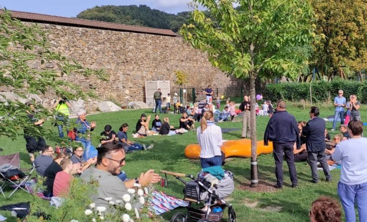 Besucher:innen beim Picknick für Vielfalt und Toleranz (Bildrechte: Magdalena Plöchl)