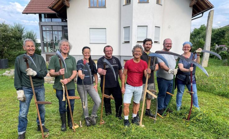 Freiwillige Mäher an der Sense mit Bürgermeister Sepp Wall-Strasser. (Foto: Wall-Strasser/Privat)