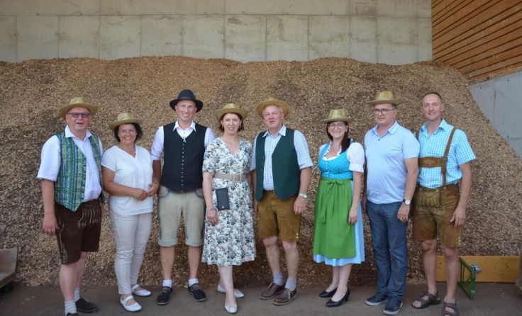 Hohe Prominenz beim Biomasse-Heizwerk in Walding. (Foto: Landleben Walding)