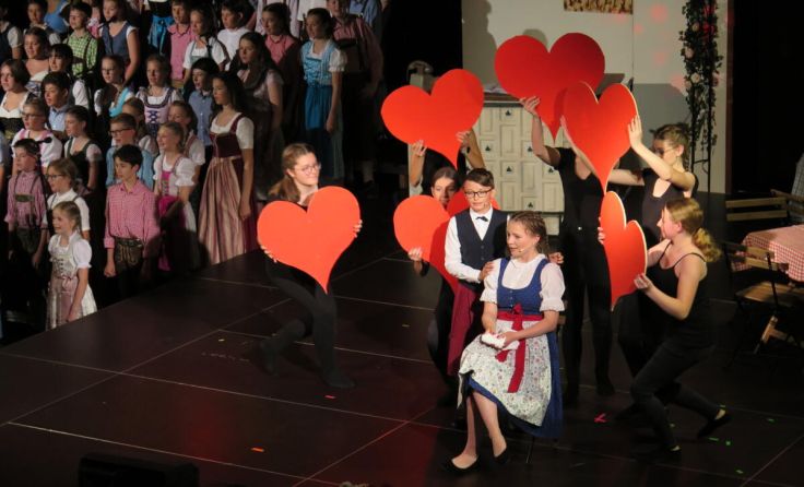 Singspiels „Im weißen Schlössl“ in der MMS Hellmonsödt. (Foto: Klaus Nimmervoll)