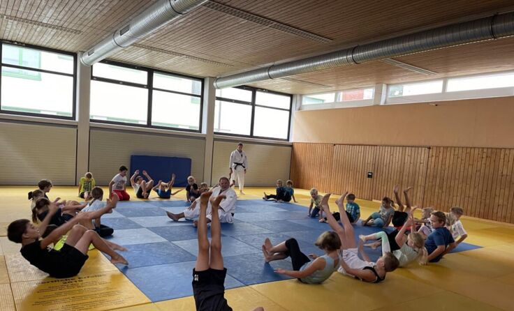 Übung zum sicheren Fallen mit Trainer Walter Hanl. (Foto: SVG)