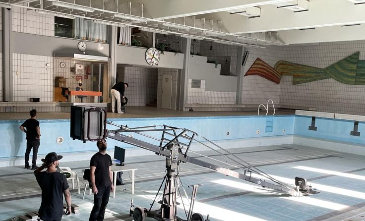 Altes Hallenbad während eines Filmdrehs. (Foto: Wall-Strasser)