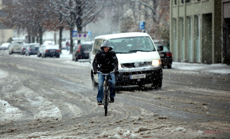 Radln bei Schnee - Radwege würden hier die Sicherheit unterstützen. (Foto: VOWE)