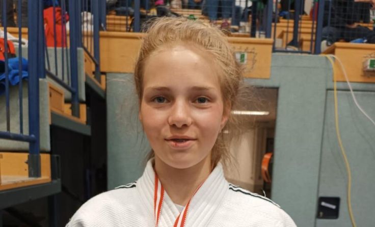 Nina Seyr hält stolz den Siegerpokal. (Foto: SVG)
