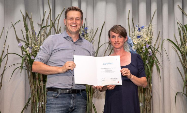 Landesrat Kaineder mit Sofia Mitmasser-Aschauer aus Walding. (Foto: Land OÖ/Tina Gerstmair)