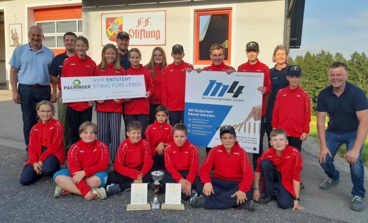 Feuerwehrjugend der FF Stiftung bei Reichenthal mit den neuen Anzügen. (Foto: FF Stiftung b.R.)