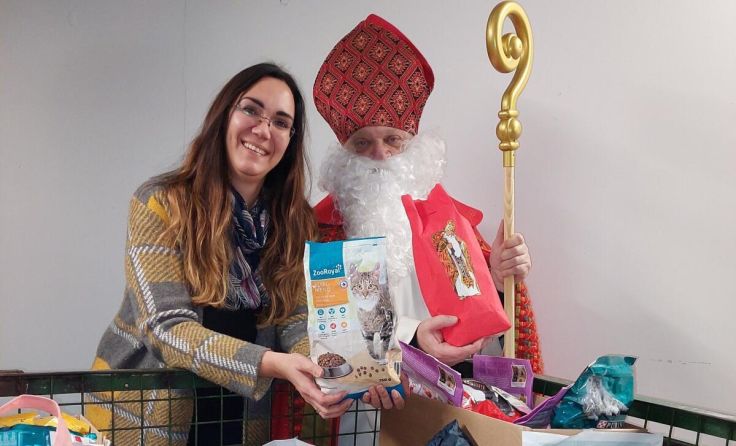 Der Nikolo und Tier-Pfarrer Franz Zeiger mit Tips-Redakteurin Jacky Stitz (Foto: Tips/Anna M.)