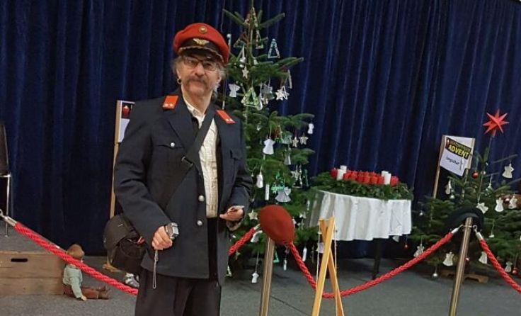 Obmann Hayk Pöschl in Uniform als Schaffner und Fahrdienstleiter. (Foto: MBV Kirchschlag/Linz)