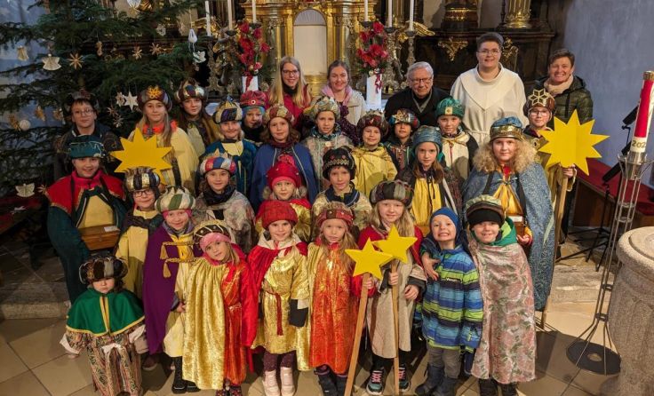 Emsige Sternsinger und Helfer in Feldkirchen/Donau. (Foto: Pfarre Feldkirchen)