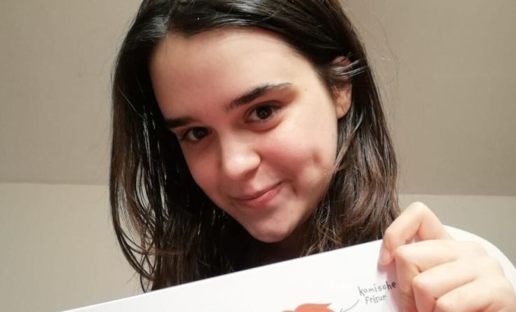 Ist stolz auf ihr erstes eigenes Buch: Nina Wipplinger (22) aus Reichenau. (Foto: privat)