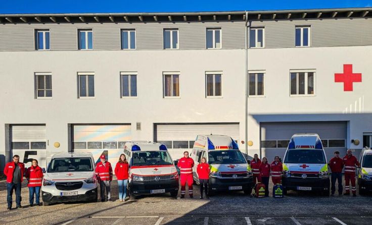 Fuhrpark und Vertreter vom RK Gallneukirchen und RK Engerwitzdorf. (Foto: OÖRK/Chronik)