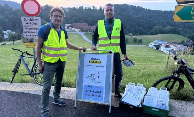 Bei der Frühstücks-Verteilaktion in Lichtenberg an frühaufstehende Radfahrer. (Foto: Privat)