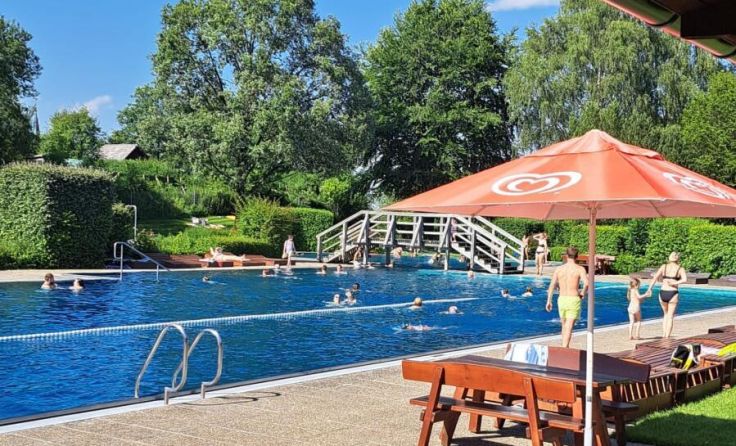 Beliebt im Bezirk bei Jung und Alt: das Freibad in Oberneukirchen. (Foto: Jacky Stitz/Tips)