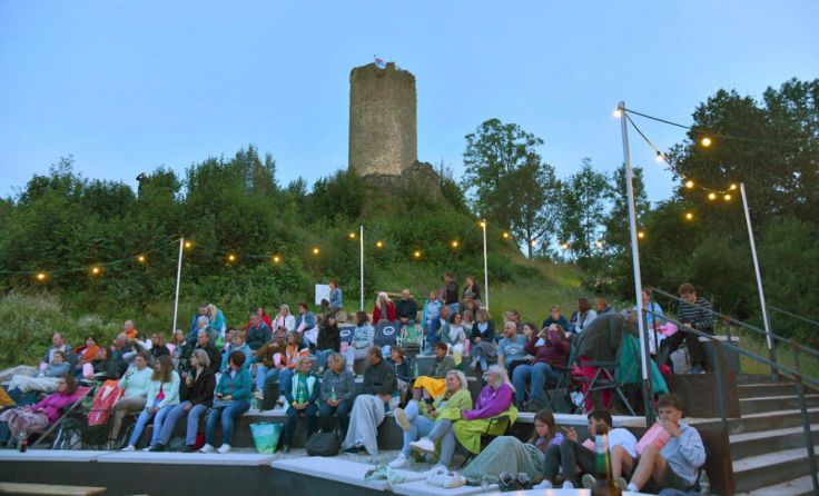 Gut besucht: das Sommerkino auf der Burgruine Waxenberg. (Foto: Erika Ganglberger)