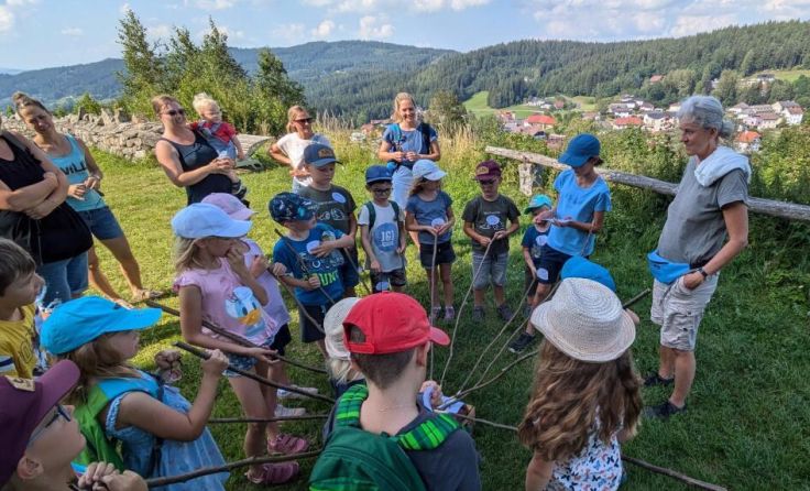 Aufregende Schnitzeljagd beim Ferienprogramm auf der Burg Waxenberg. (Foto: privat)