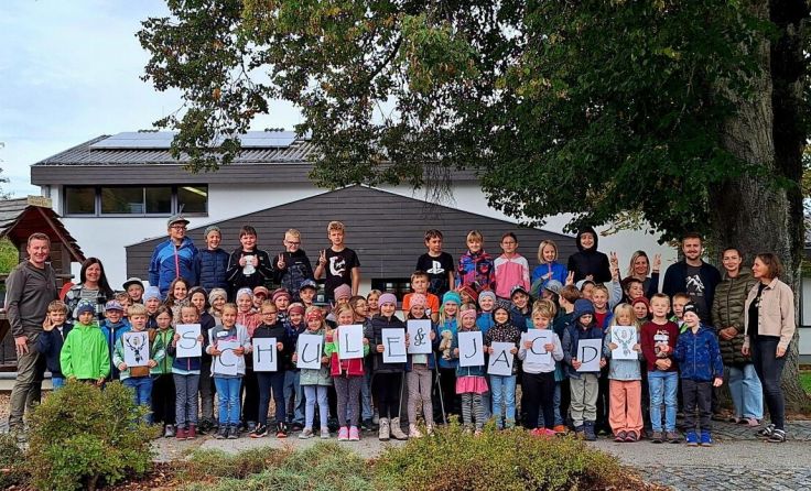 Zum Schulstart gab es Besuch von der Jägerschaft Neußerling. (Foto: Jägerschaft Neußerling)