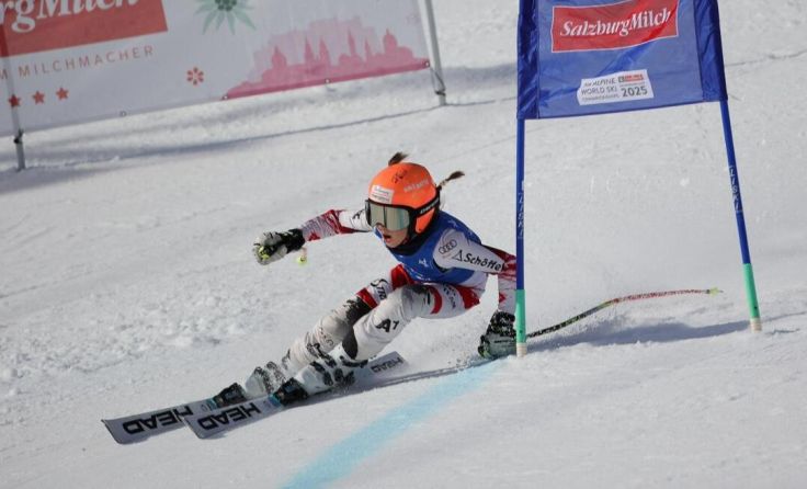 Bad Leonfeldner Sportnachwuchs Anna Brandstätter brettert die Piste runter. (Foto: EXPA/Uwe Winter)