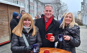 Silvester-Punschstand am Ortsplatz von Mittertreffling