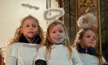 Feldkirchner Weihnachtsandacht für Kinder in der Pfarrkirche und im Schloss-Park